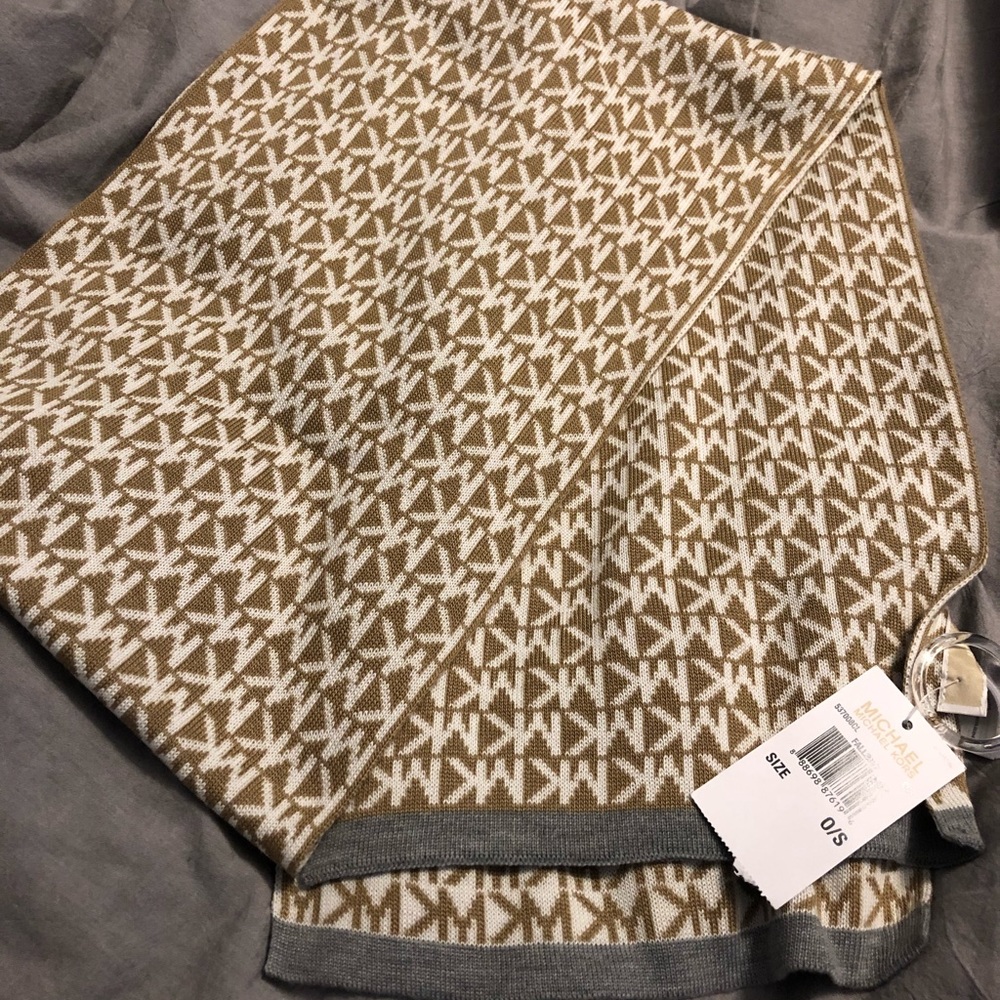MK NWT scarf